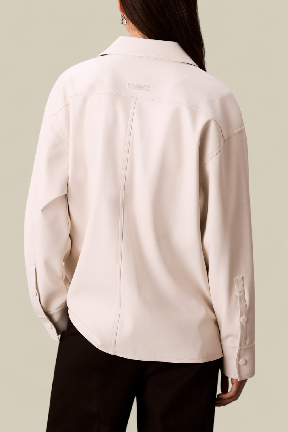 תמונת דוגמן אחורית של חולצת ז'קט מעור טבעוני