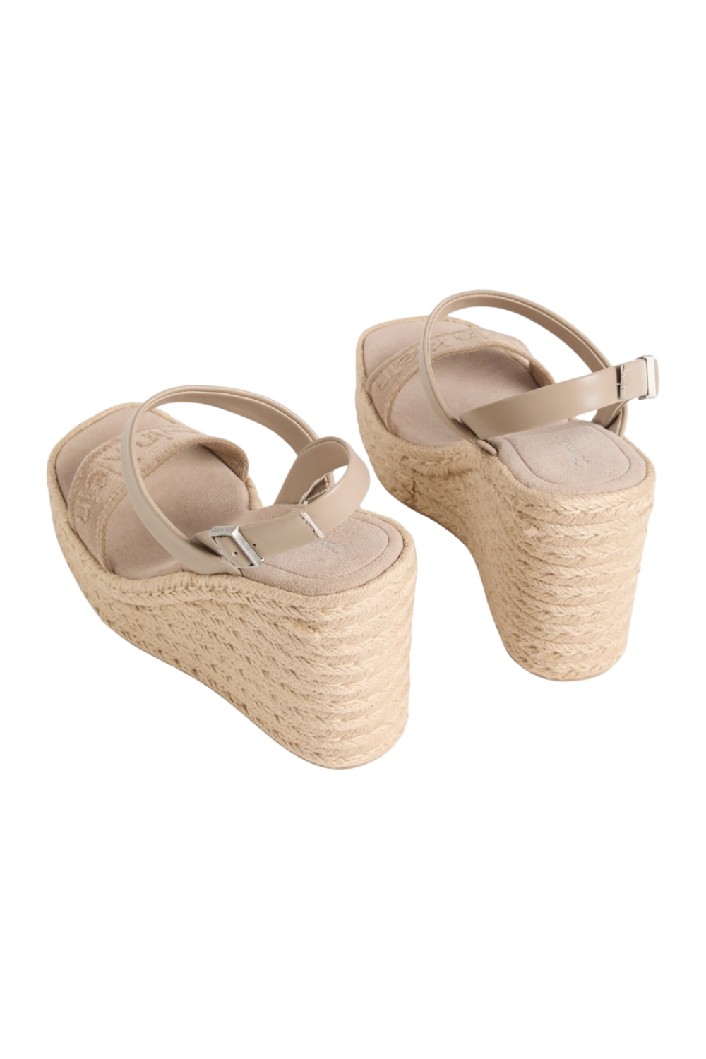 תמונת תקריב של סנדלי פלטפורמה