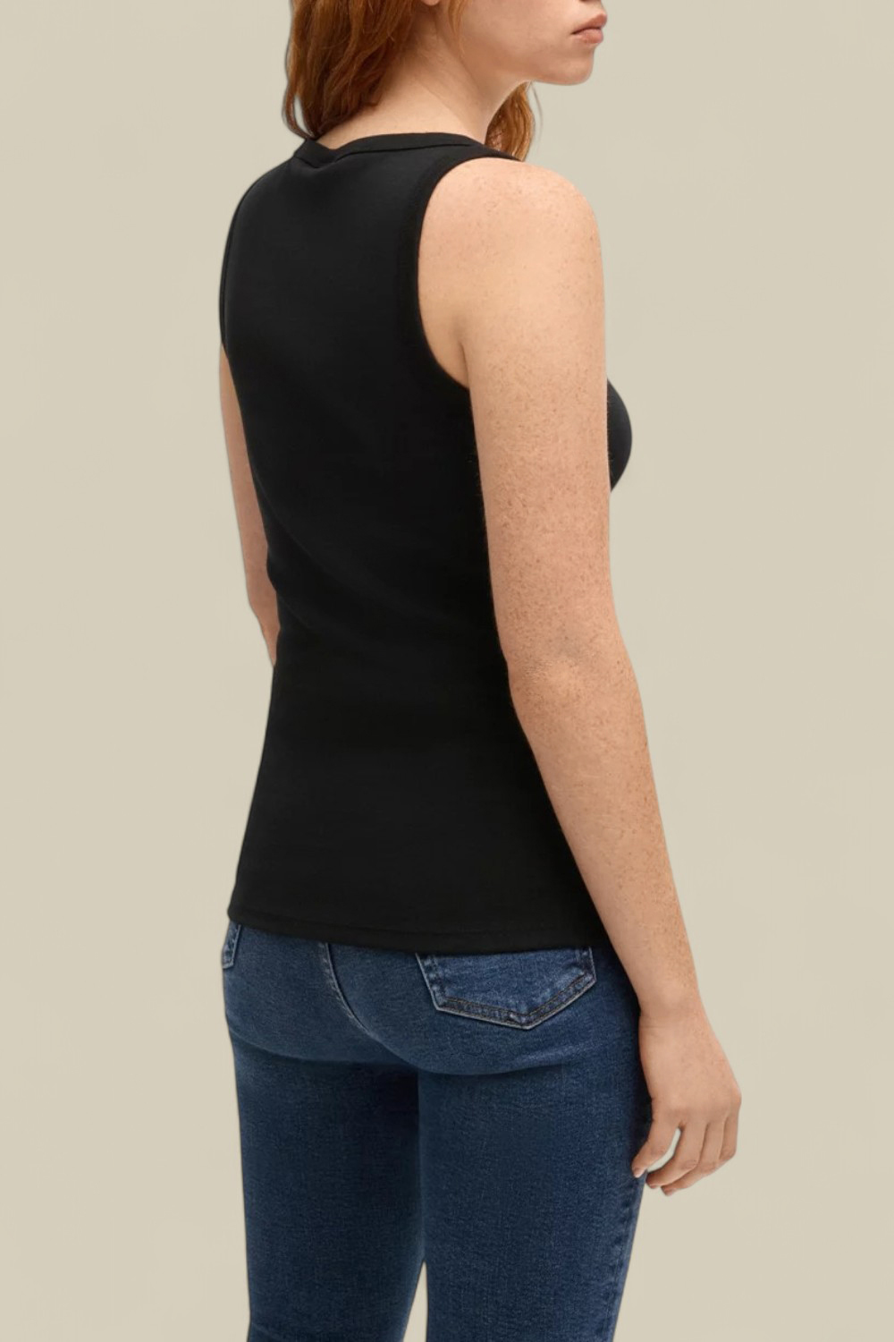 תמונת דוגמן אחורית של גופיה