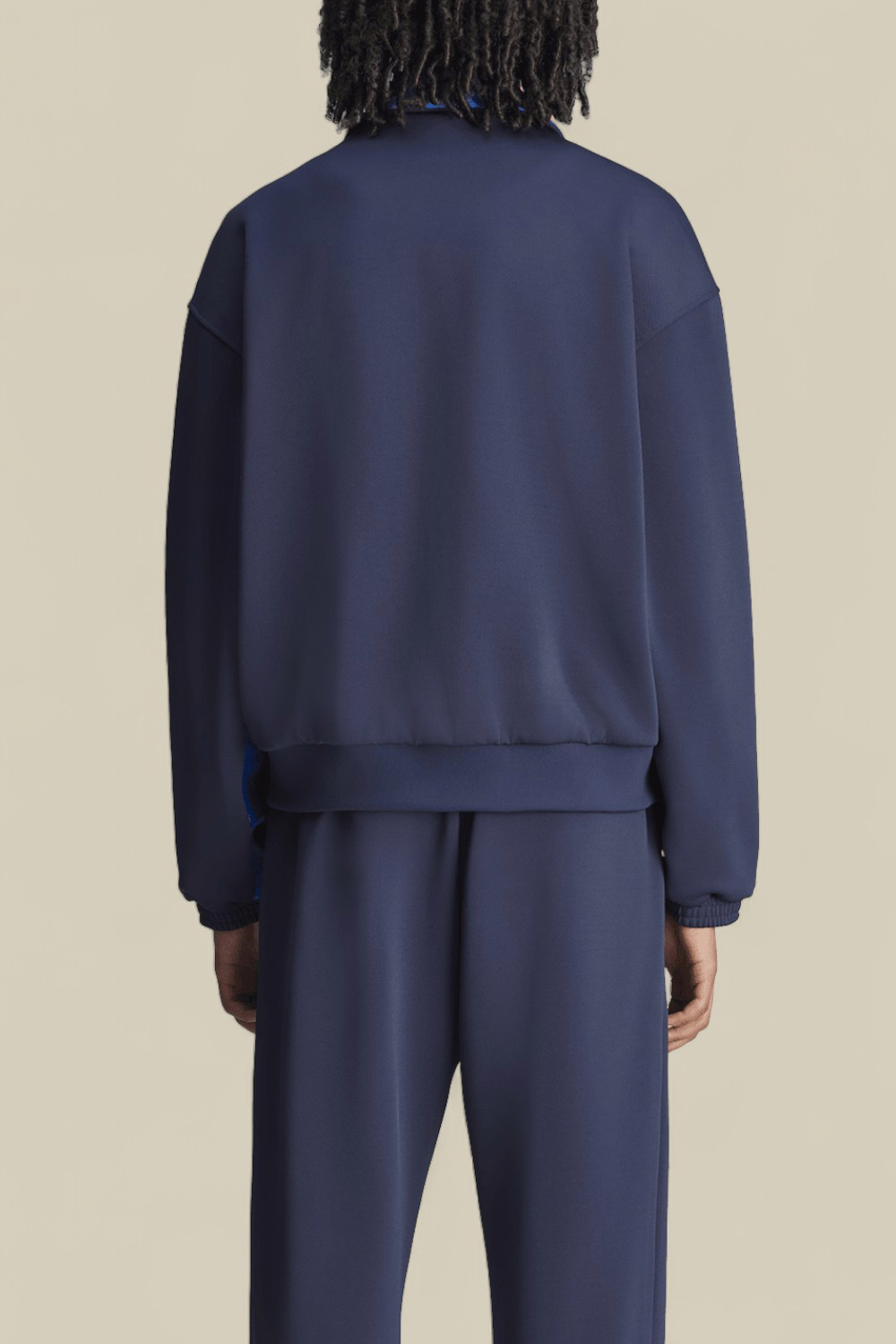 תמונת דוגמן אחורית של אדידס X וולס בונר סווטשירט