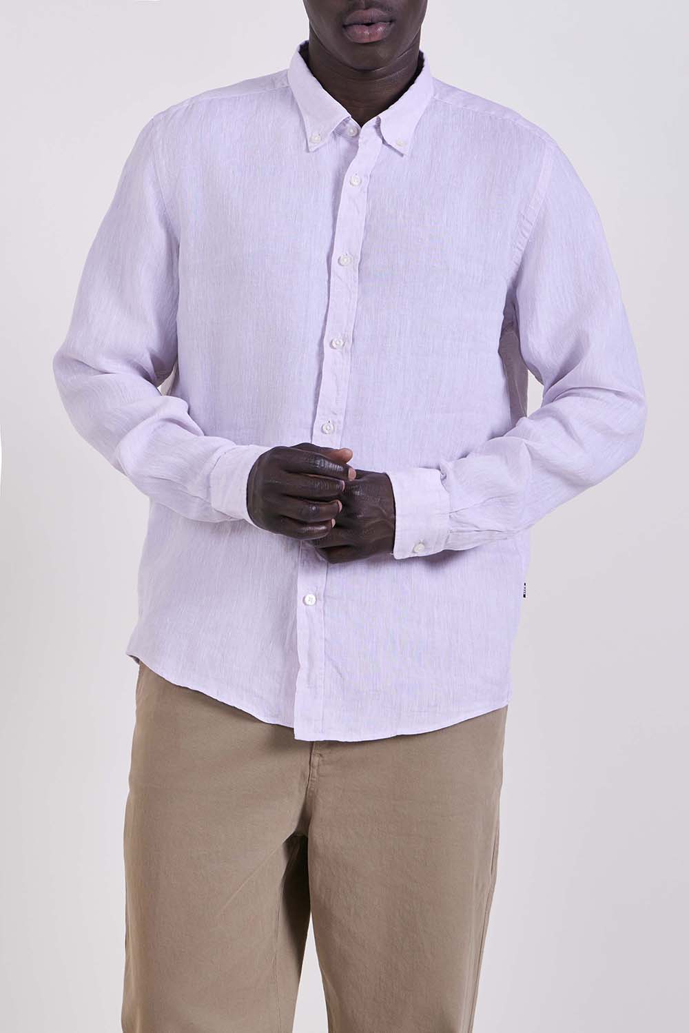 תמונת דוגמן קידמית של חולצת מכופתרת פשתן