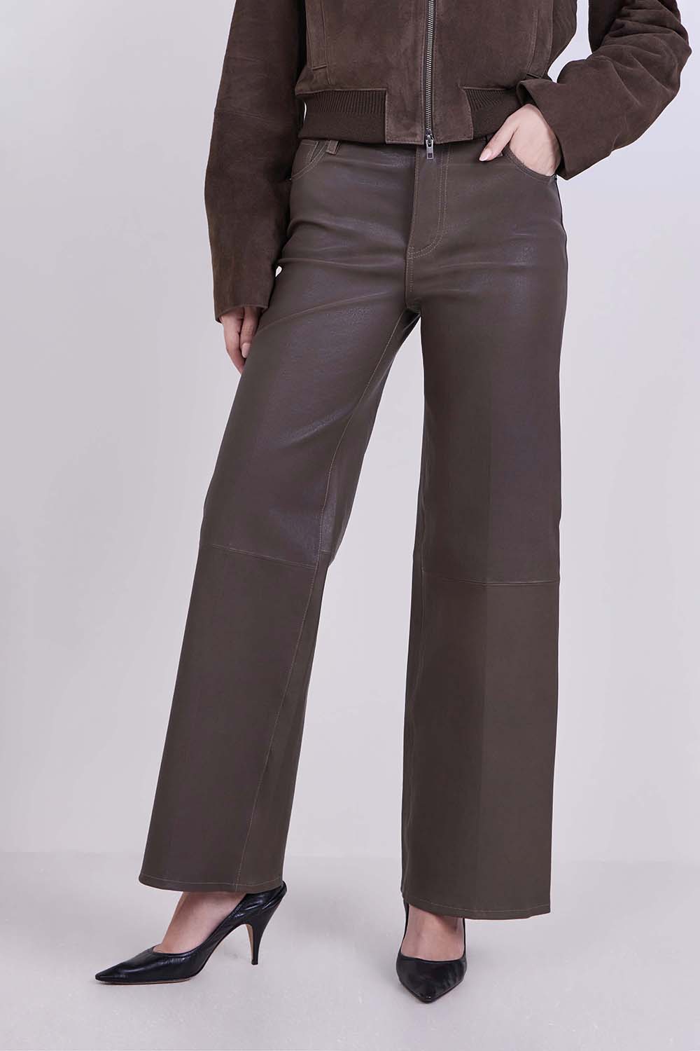 תמונת דוגמן קידמית של מכנסי עור