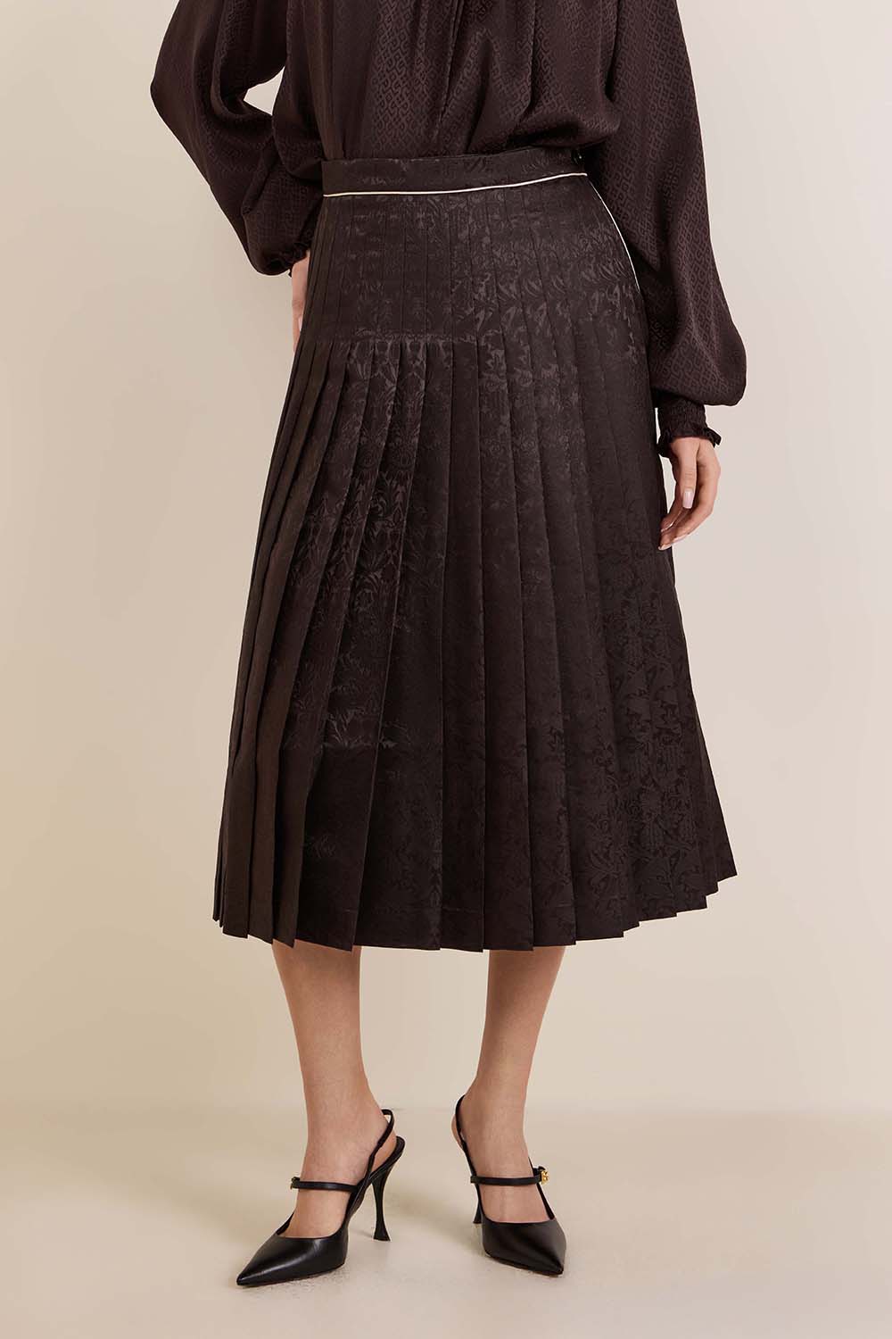 תמונת דוגמן קידמית של חצאית משי