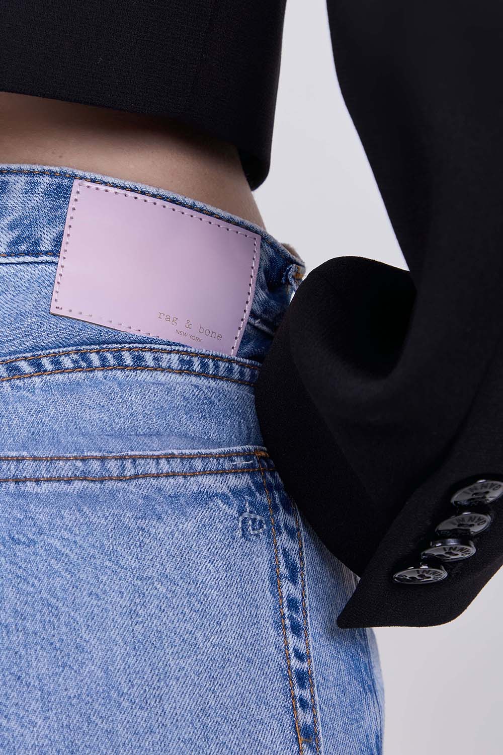 תמונת תקריב דוגמן של מכנסי ג'ינס בגזרה משוחררת