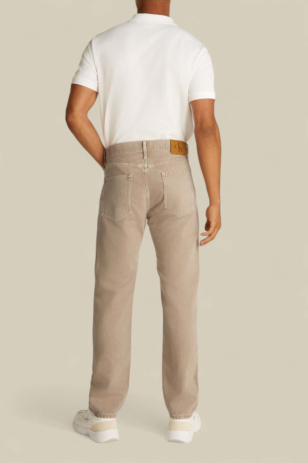 תמונת דוגמן אחורית של מכנסי ג'ינס ישרים