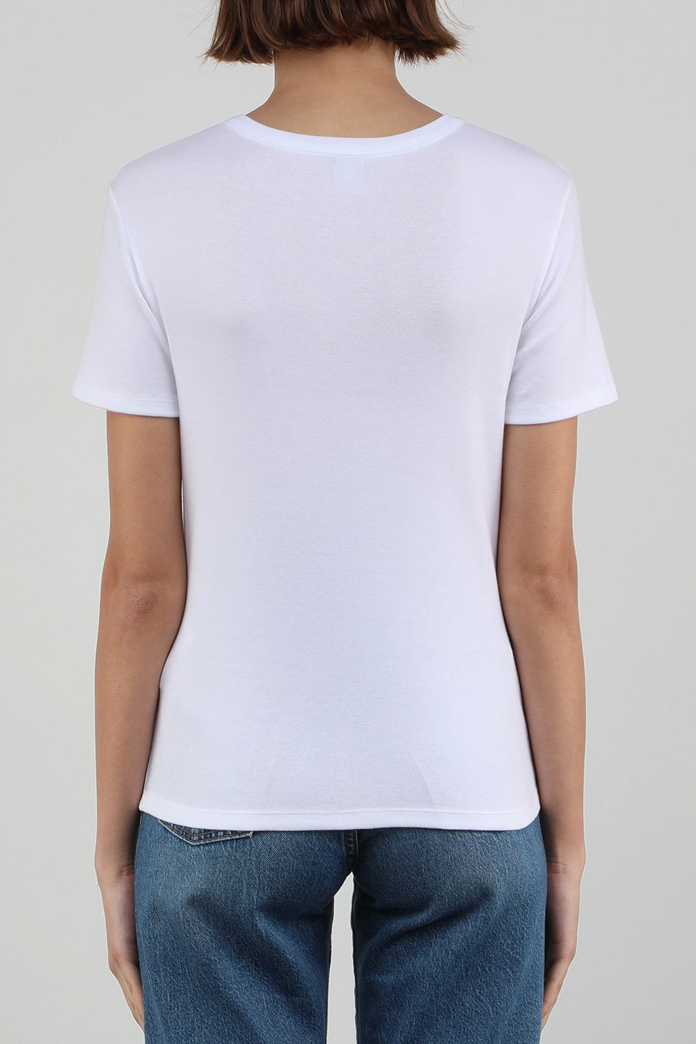 תמונת דוגמן אחורית של חולצת טי לבנה בייסיק