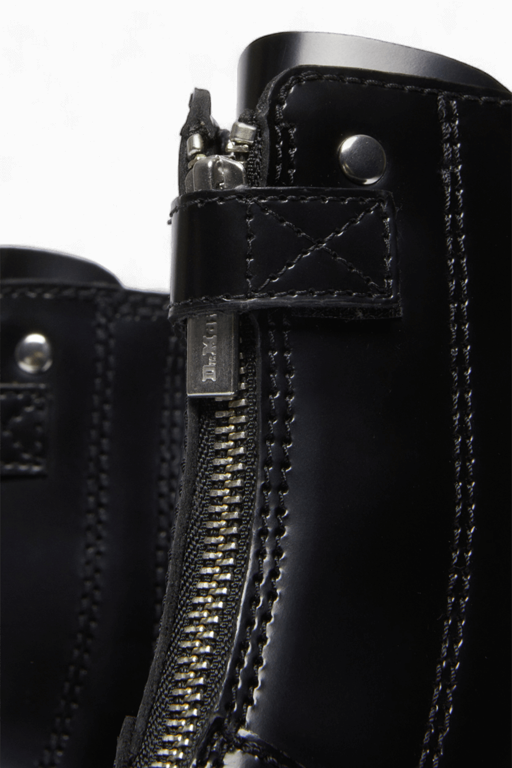 תמונת פנים של מגפוני ג'טה היי מקס