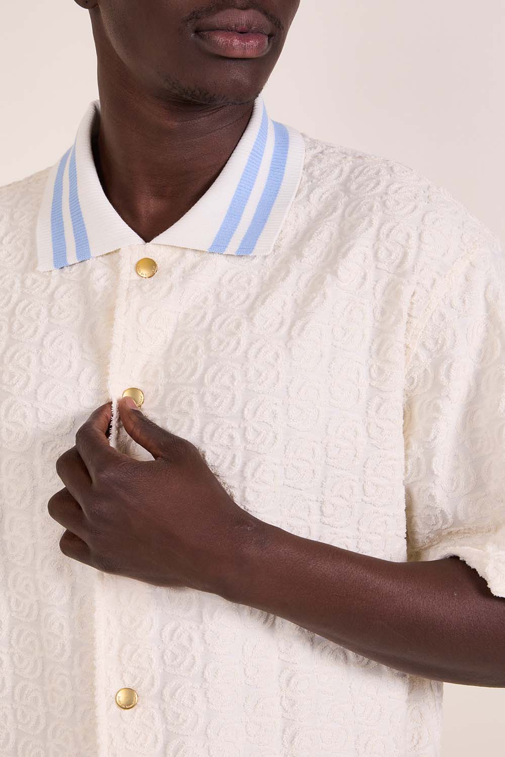 תמונת תקריב דוגמן של חולצת פולו