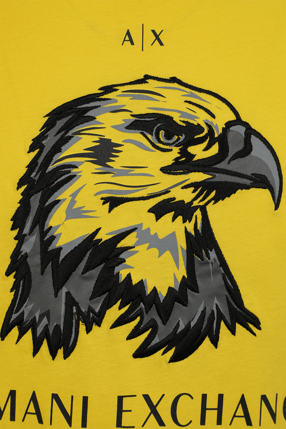 תמונה אחורית של טי שירט עם סמל נשר ממותג בגוון צהוב