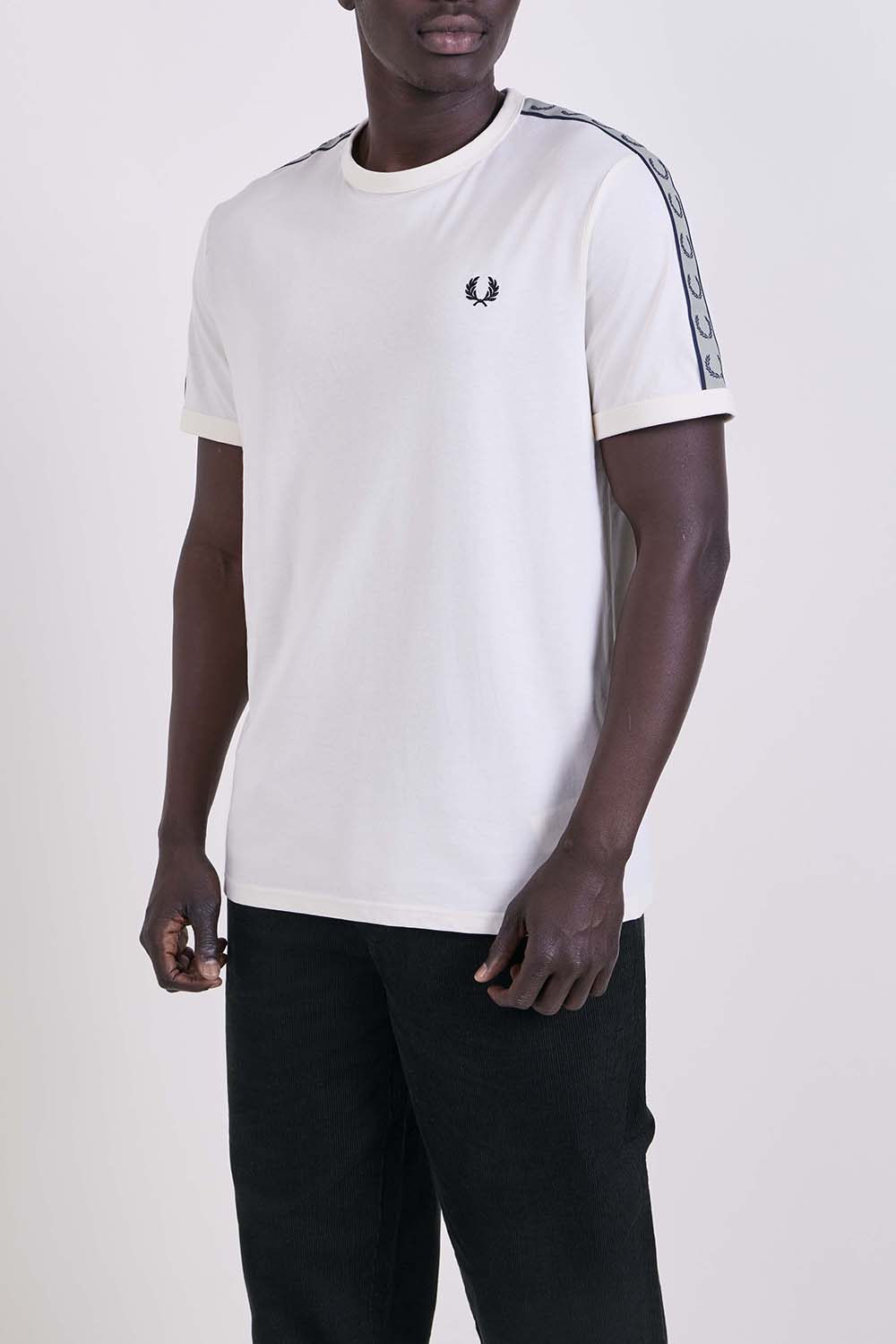 תמונת דוגמן קידמית של חולצת פולו בגזרה ישרה