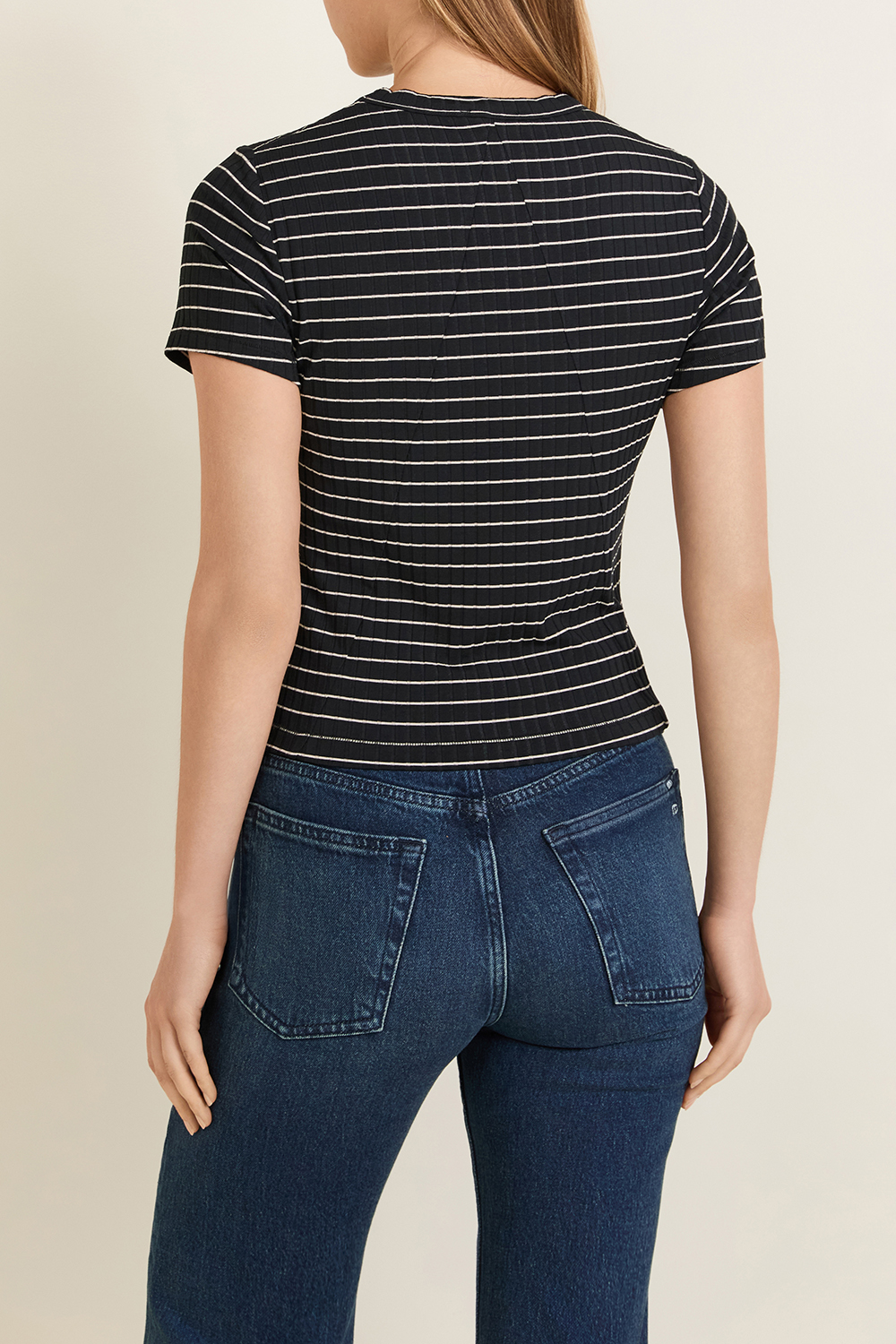 תמונת דוגמן אחורית של חולצת בייבי טי