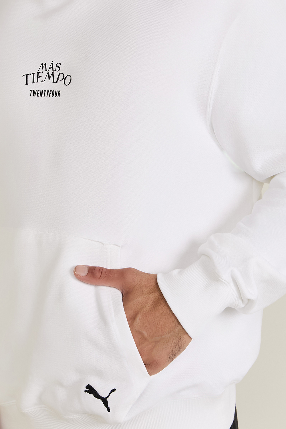 תמונת תקריב דוגמן של פומה X מאס טיימפו סווטשירט קפוצ'ון