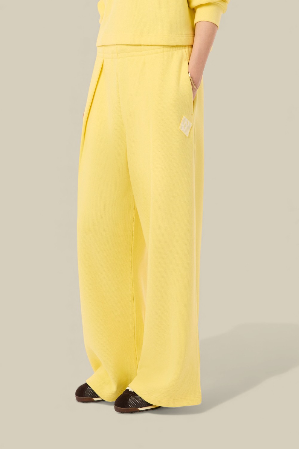 תמונת תקריב דוגמן של מכנסי ג'וגר רחבים