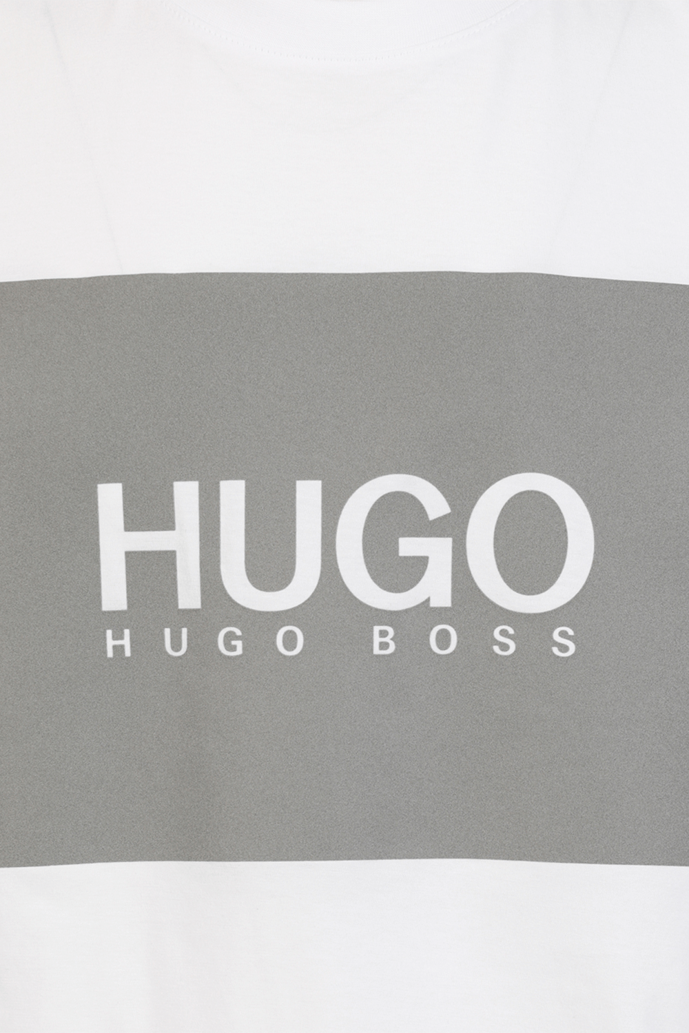 תמונת תקריב של White Tee with Reflective Logo Print