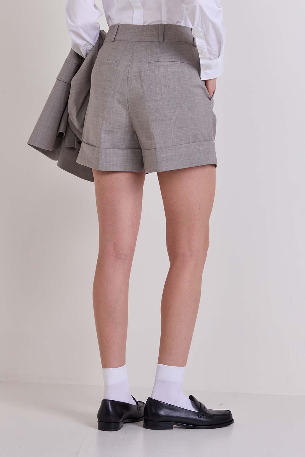 תמונת דוגמן אחורית של מכנסיים קצרים