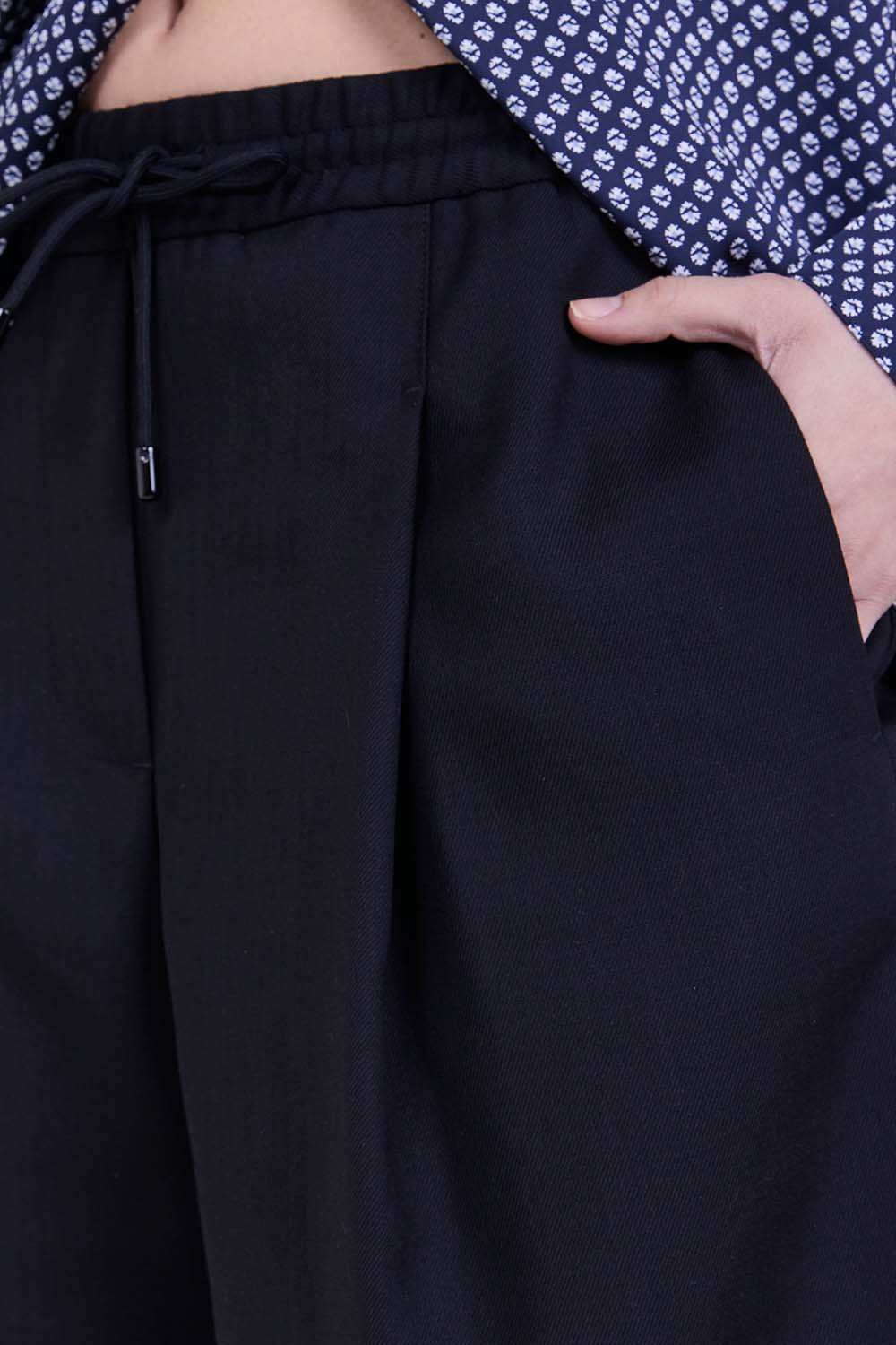 תמונת תקריב דוגמן של מכנסי ברמודה