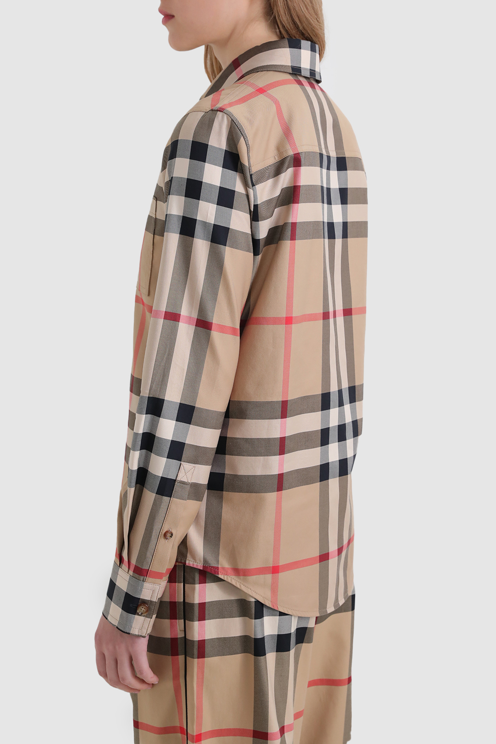 תמונת דוגמן אחורית של חולצה מכופתרת