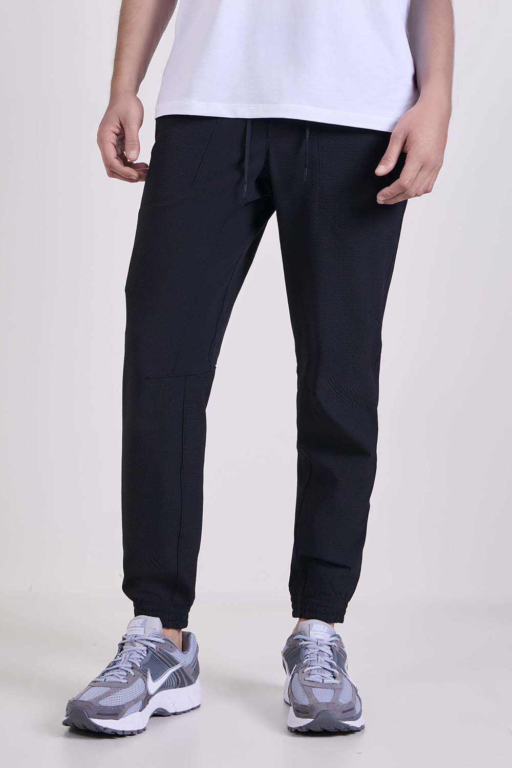 תמונת דוגמן קידמית של License To Train Textured Jogger*Regular