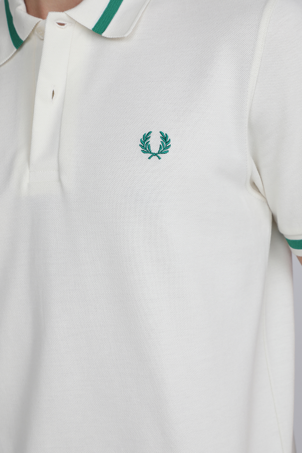 תמונת תקריב דוגמן של חולצת פולו