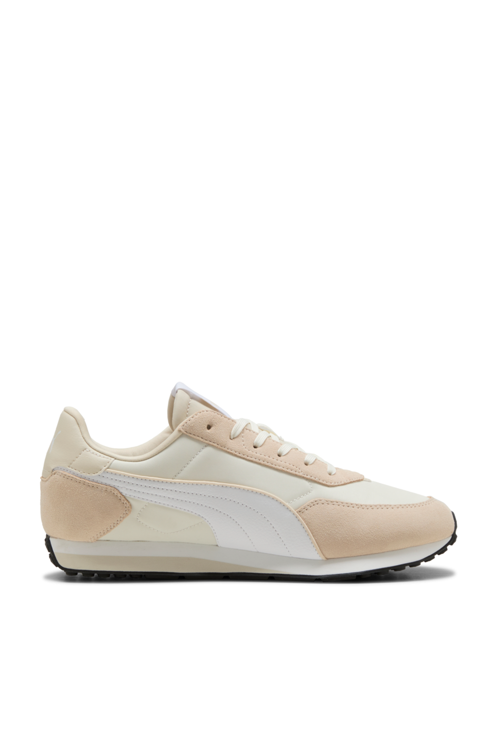 תמונה קידמית של נעלי סניקרס