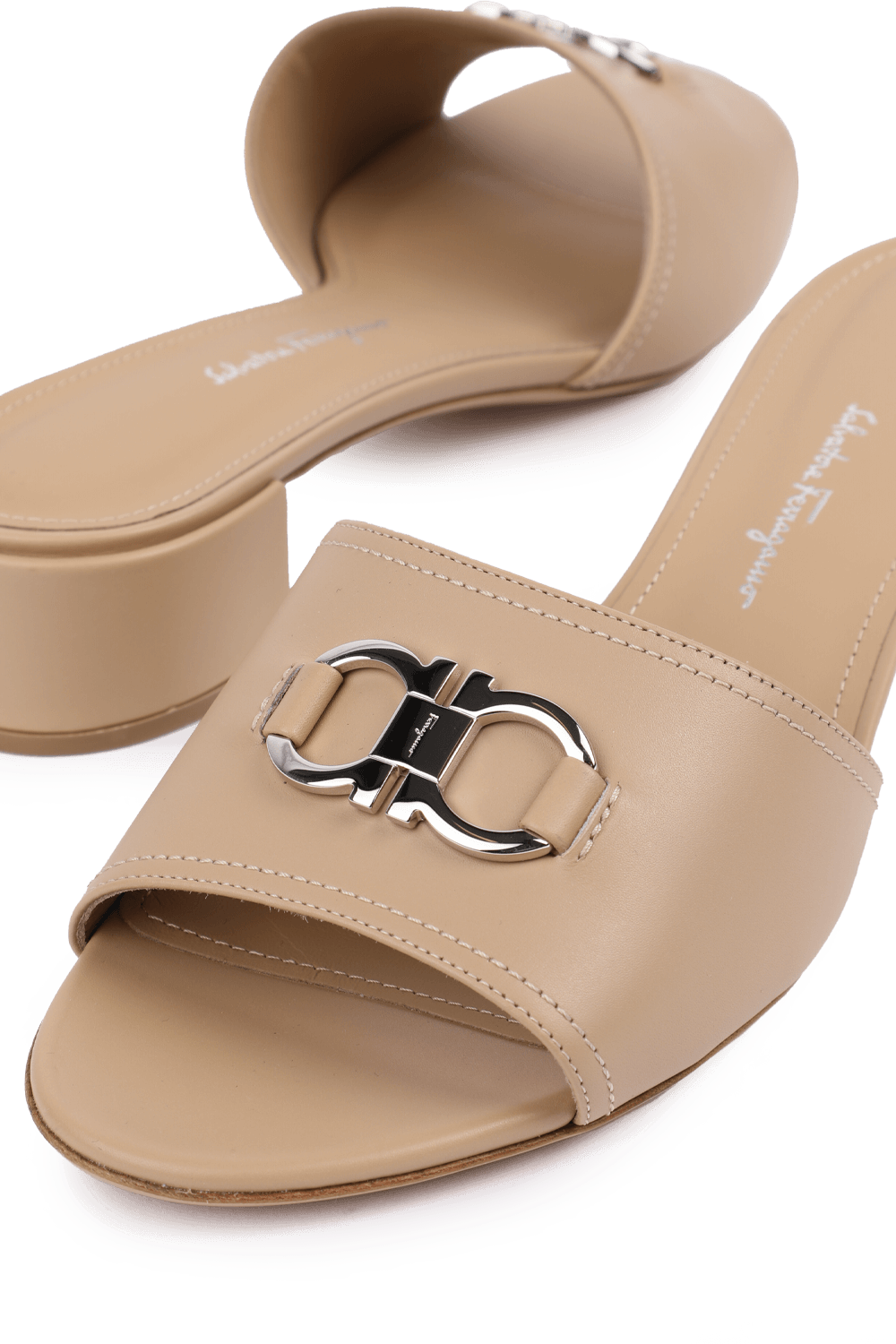 תמונת תקריב של סנדלי גנצ'יני מעור בניוד