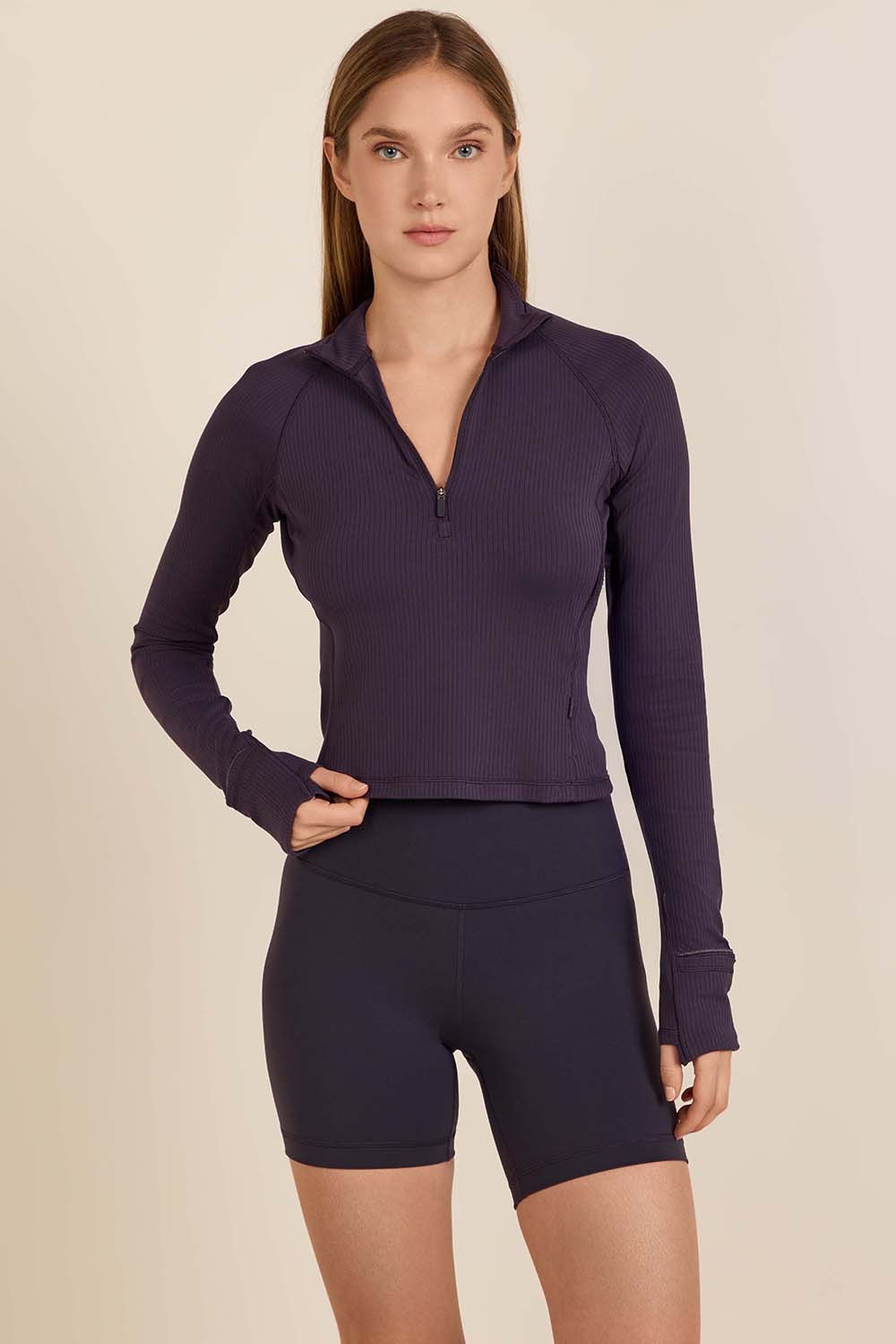 תמונת דוגמן קידמית של It's Rulu Ribbed Cropped Half Zip Updated