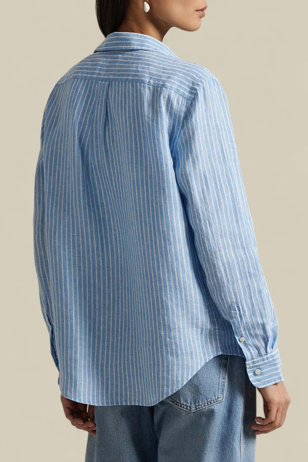 תמונת דוגמן אחורית של חולצה מכופתרת