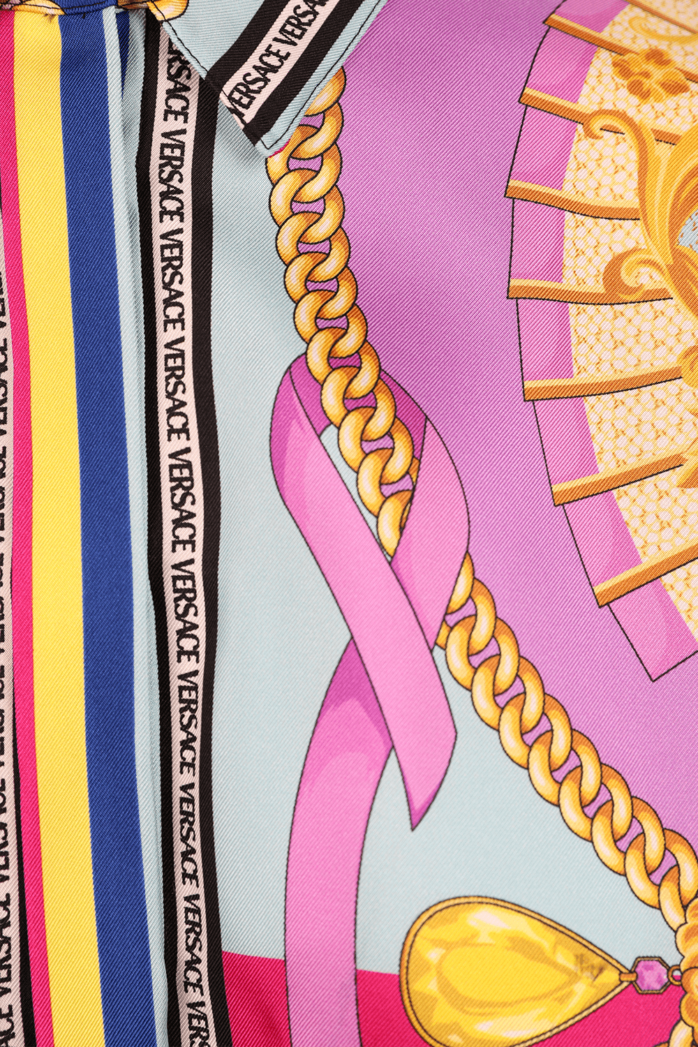 תמונת תקריב של חולצת משי בהדפס בארוק צבעוני