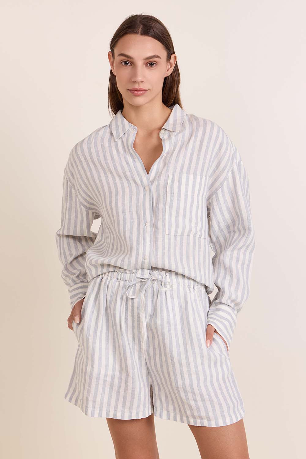 תמונת דוגמן קידמית של חולצת כפתורים אוברסייז