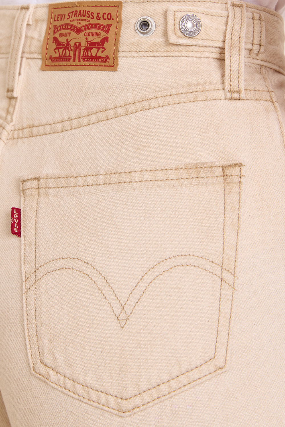 תמונת תקריב דוגמן של מכנסי ג'ינס בלון רחבים