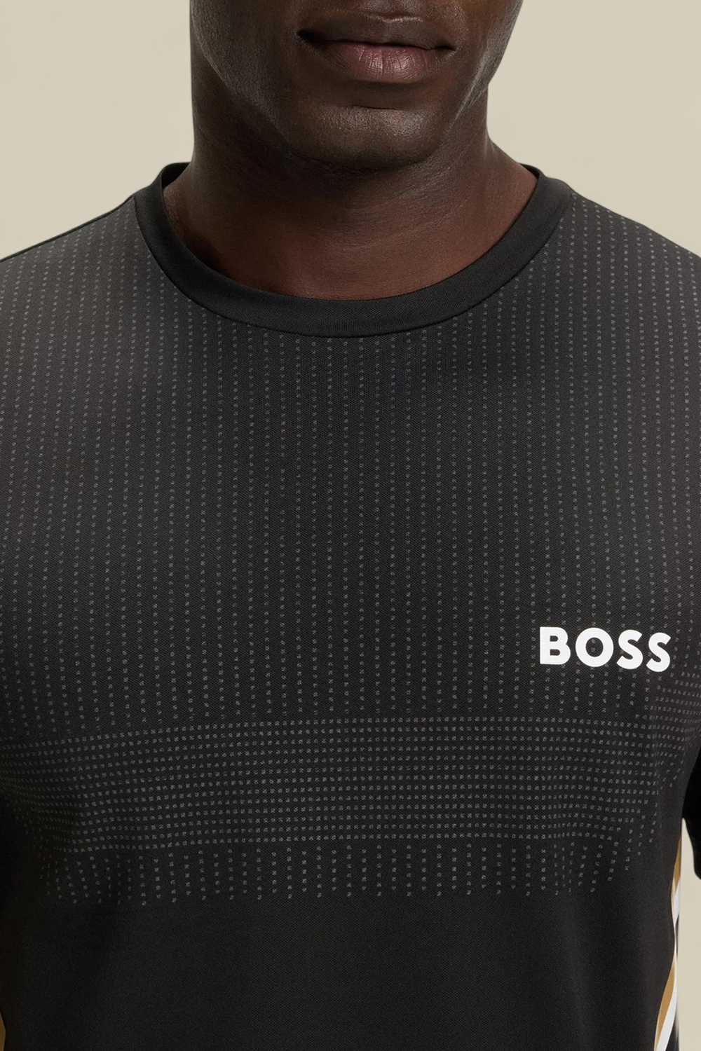 תמונת תקריב דוגמן של חולצת טי סלים