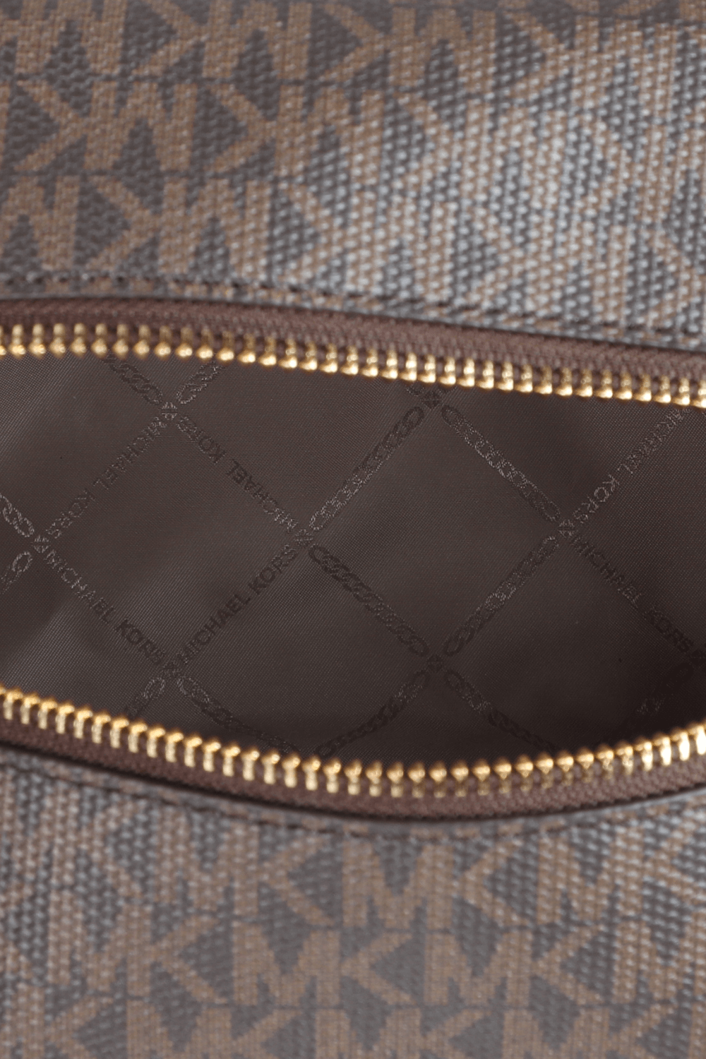 תמונת פנים של תיק נשיאה חום עם לוגו מטאלי