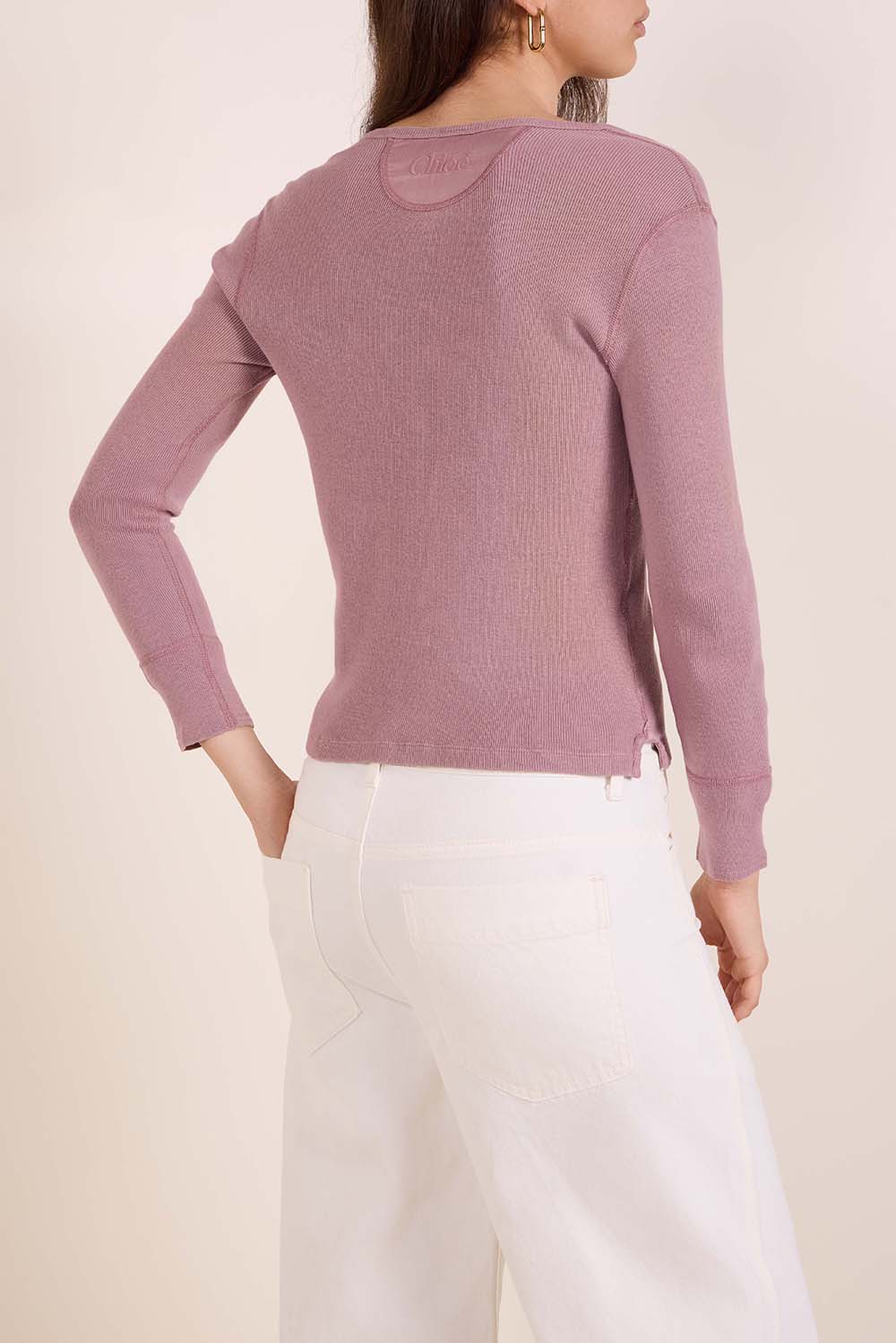 תמונת דוגמן אחורית של חולצת טי שרוול ארוך כפתורים