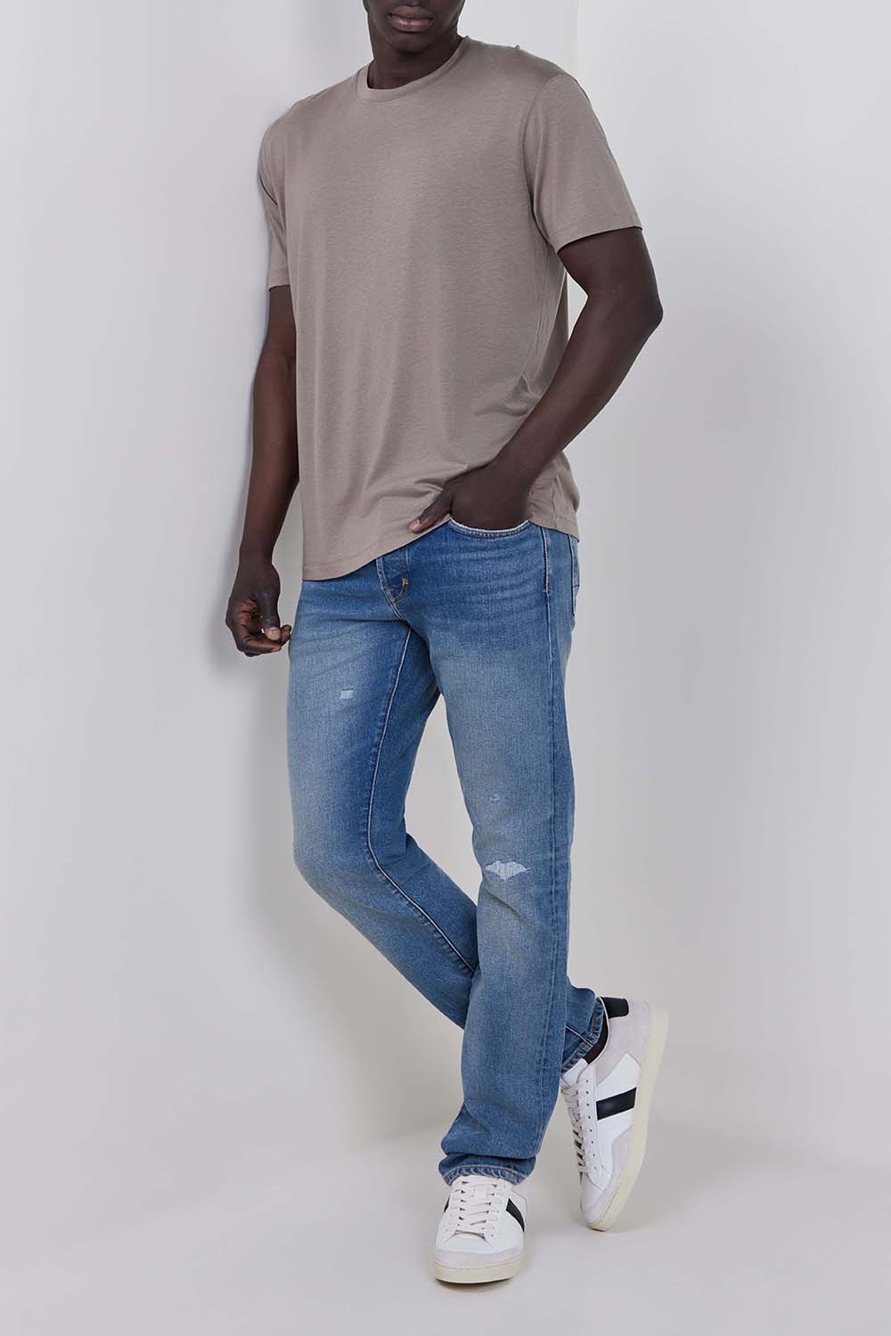 תמונת דוגמן קידמית של נעלי סניקרס