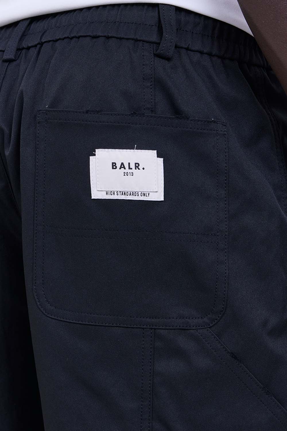 תמונת תקריב דוגמן של מכנסי ברמודה