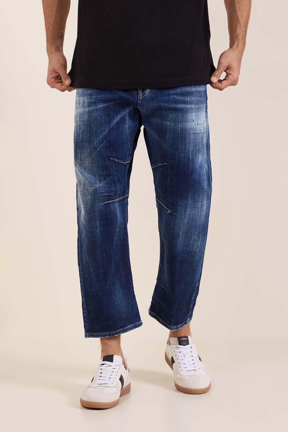 תמונת דוגמן קידמית של מכנסי ג'ינס דוקאטי בגזרה רחבה