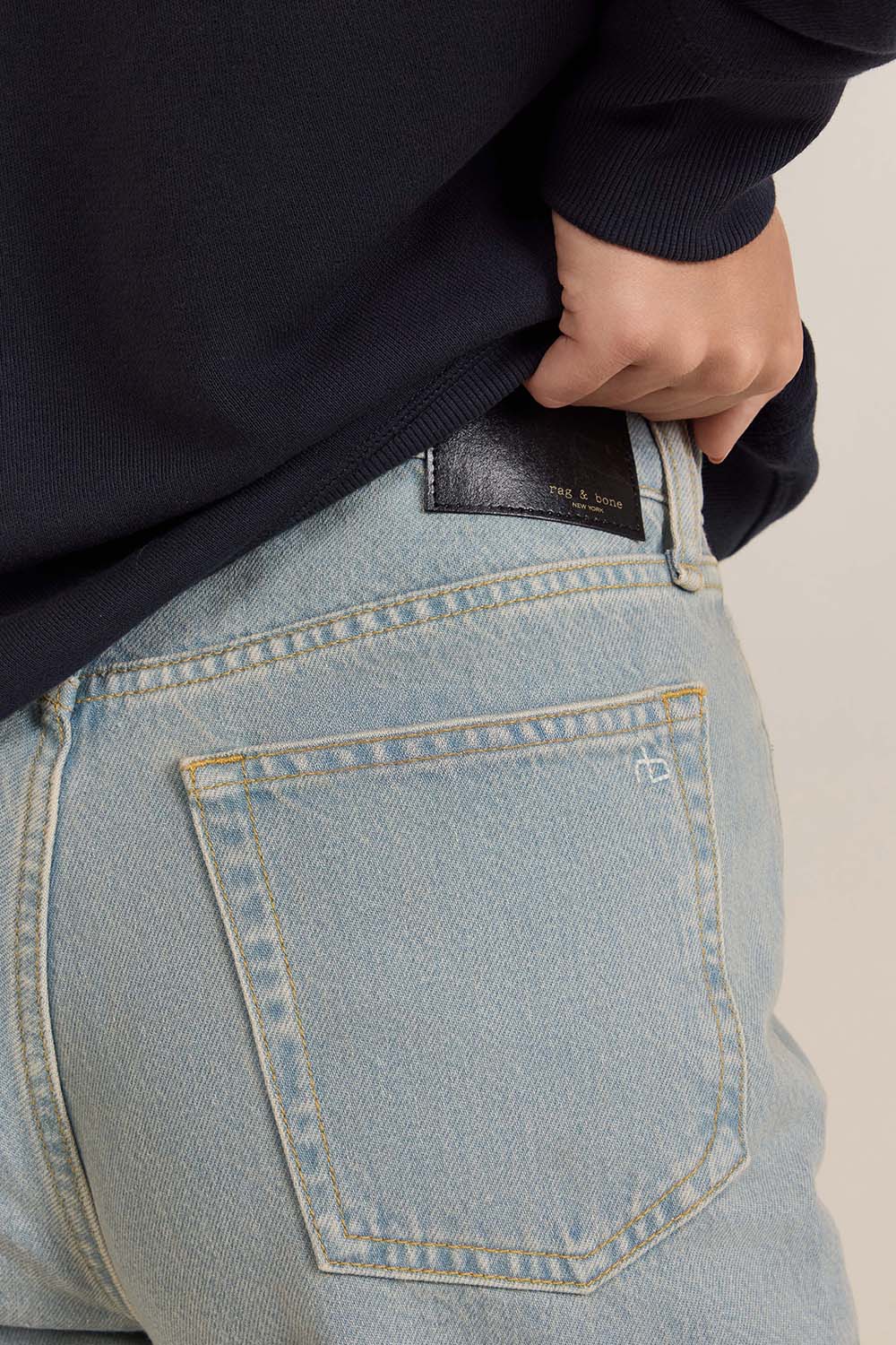 תמונת תקריב דוגמן של מכנסי ג'ינס בגזרה גבוהה