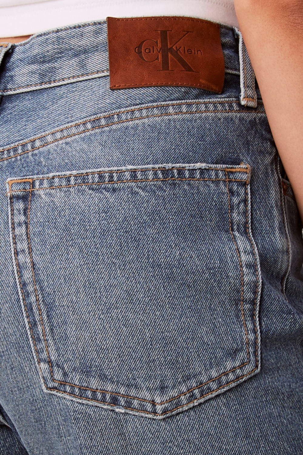 תמונת תקריב דוגמן של מכנסי ג'ינס בגזרה ישרה