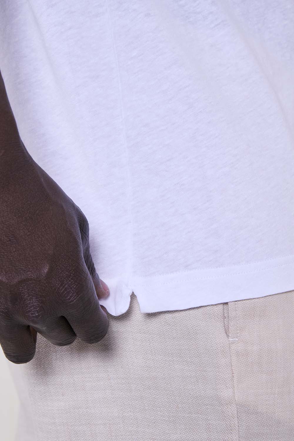 תמונת תקריב דוגמן של חולצת טי בגזרה ישרה