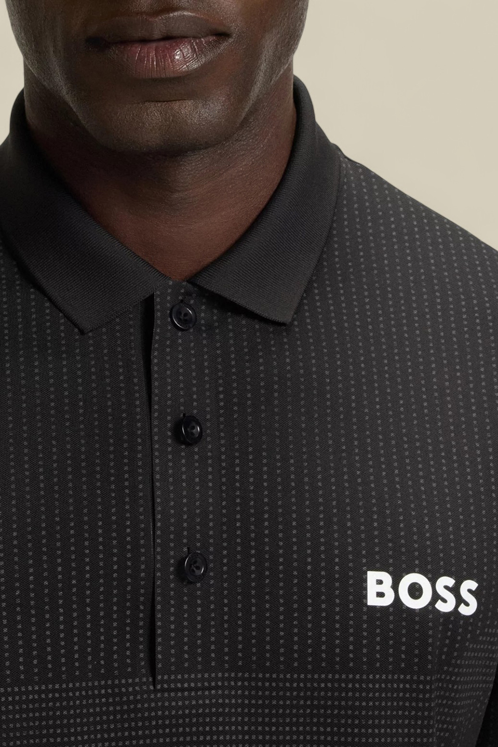 תמונת תקריב דוגמן של חולצת פולו סלים