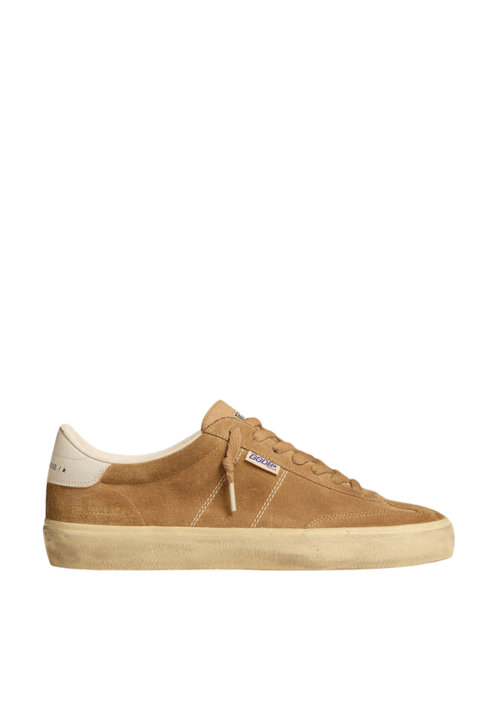 תמונה קידמית של נעלי סניקרס