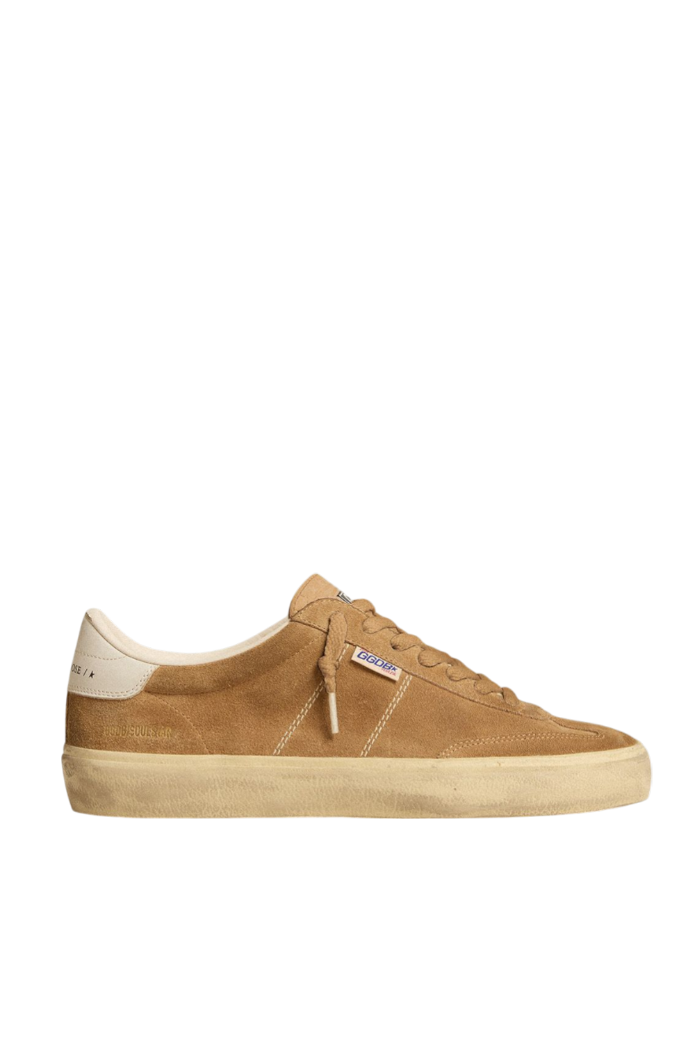 תמונה קידמית של נעלי סניקרס