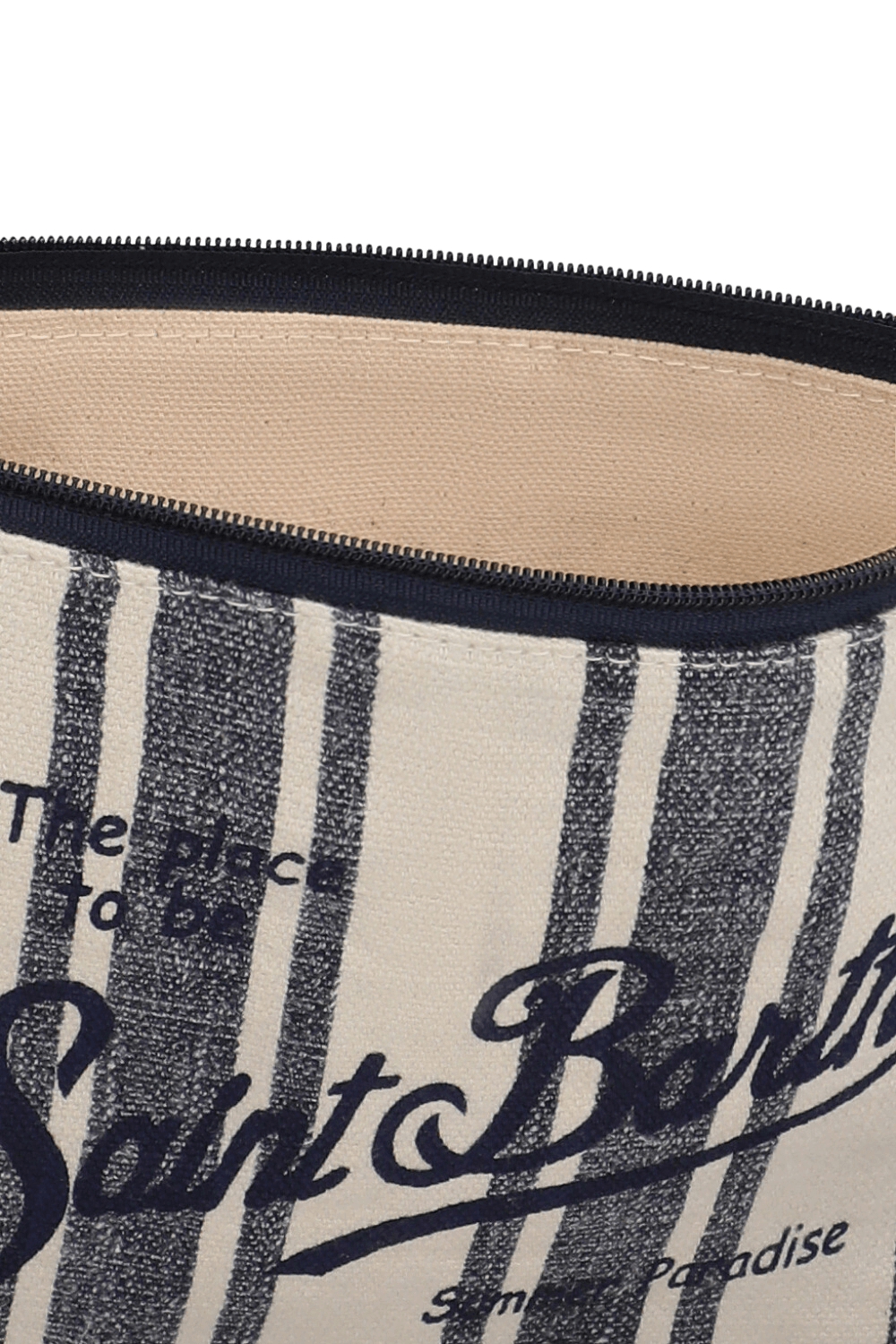 תמונת תקריב של תיק קלאץ' קטן