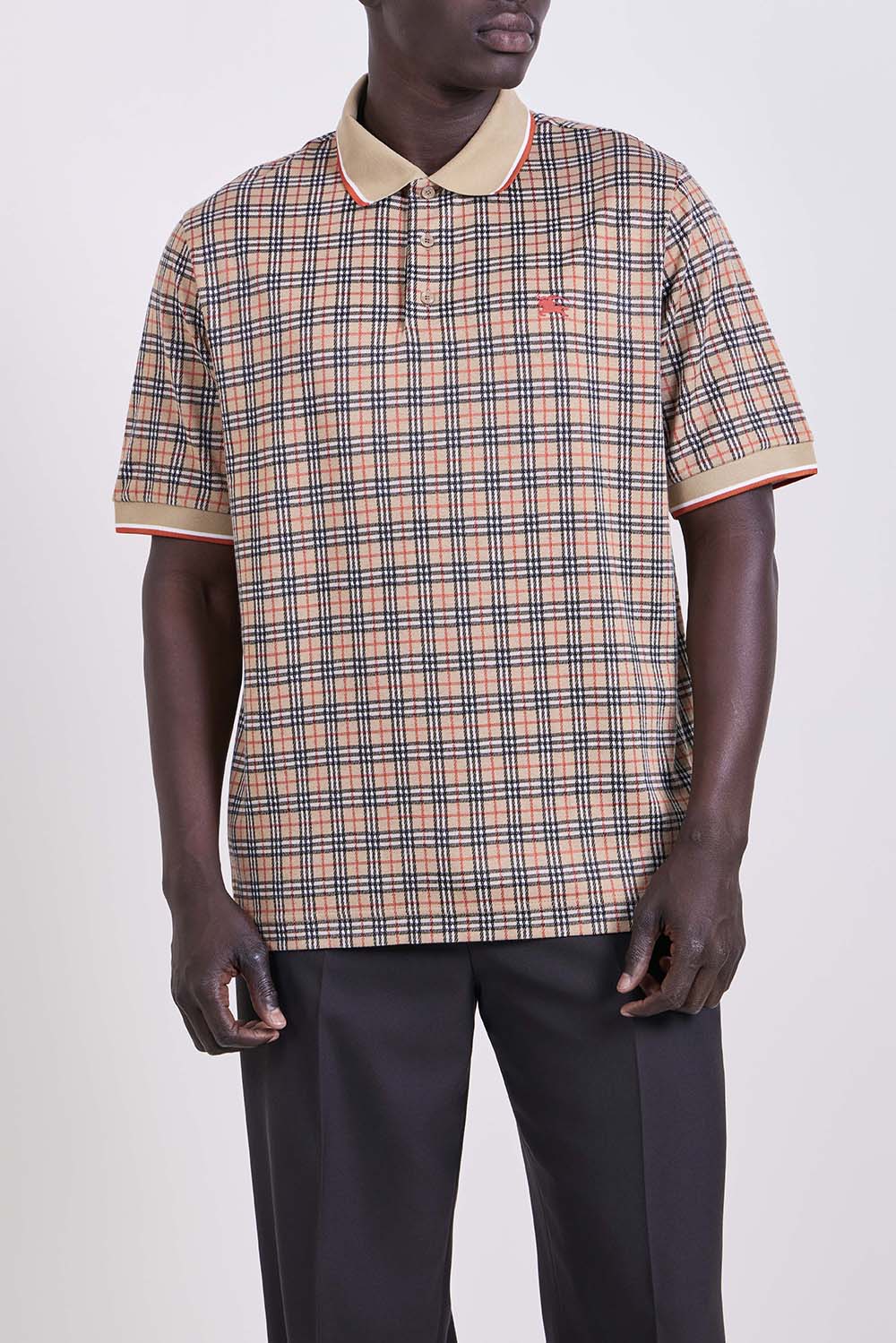 תמונת דוגמן קידמית של חולצת פולו