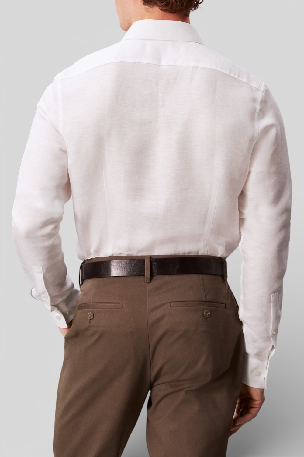 תמונת דוגמן אחורית של חולצה מכופתרת בגזרת סלים