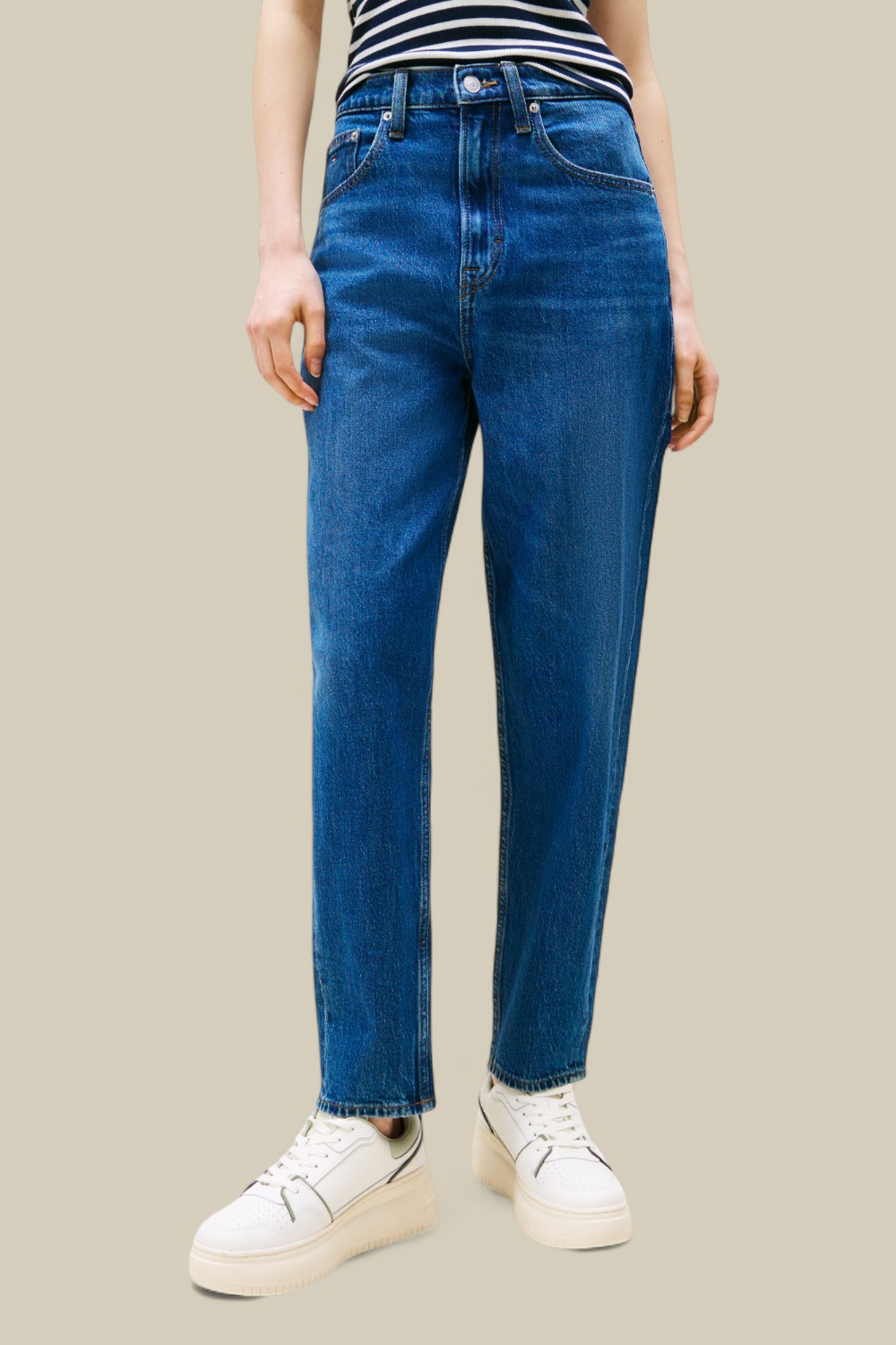 תמונת דוגמן קידמית של מכנסי ג'ינס