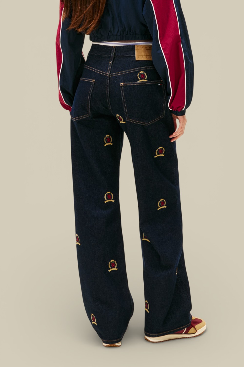 תמונת דוגמן אחורית של מכנסי ג'ינס מעוצבים