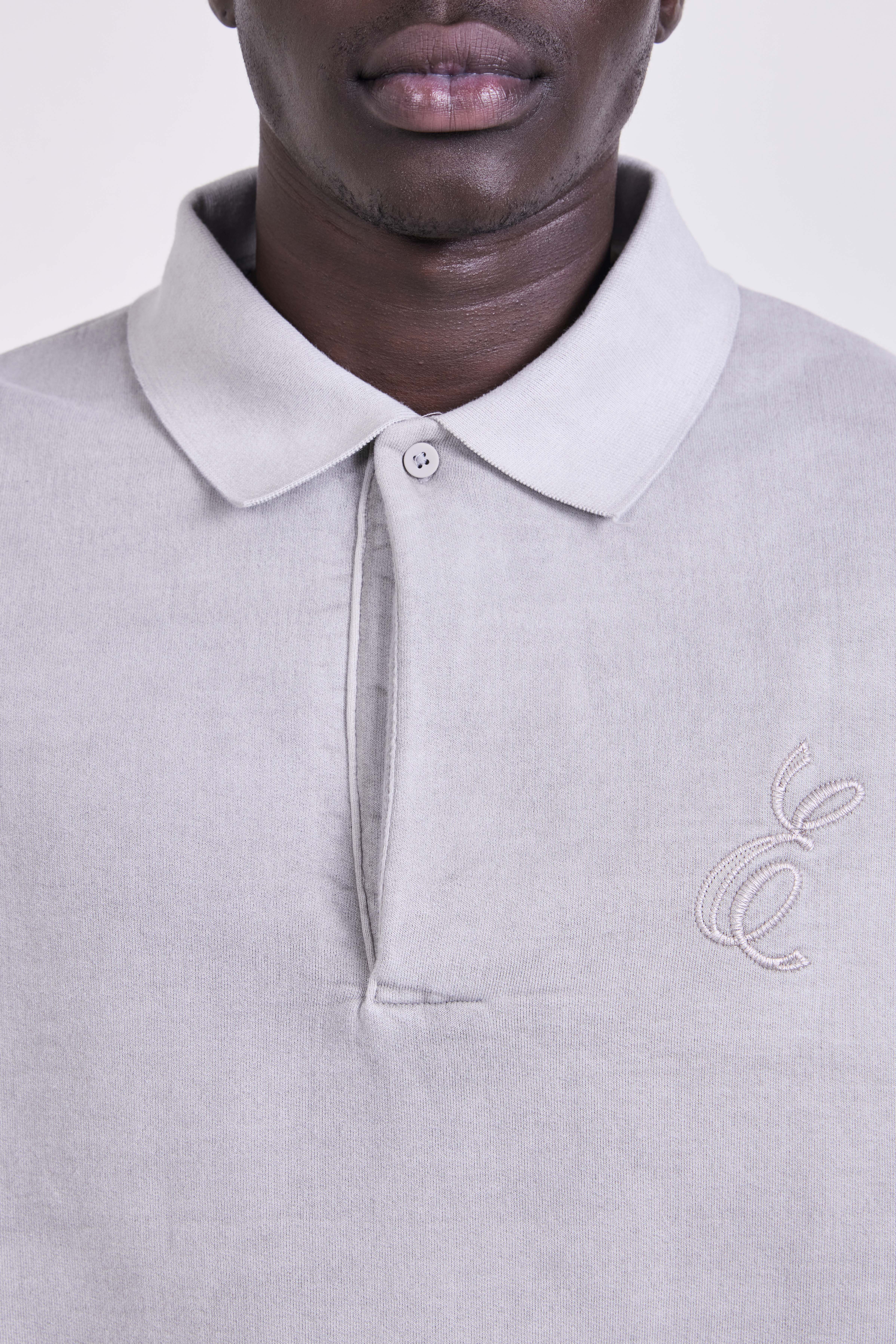 תמונת תקריב דוגמן של סווטשירט בגזרה רגילה