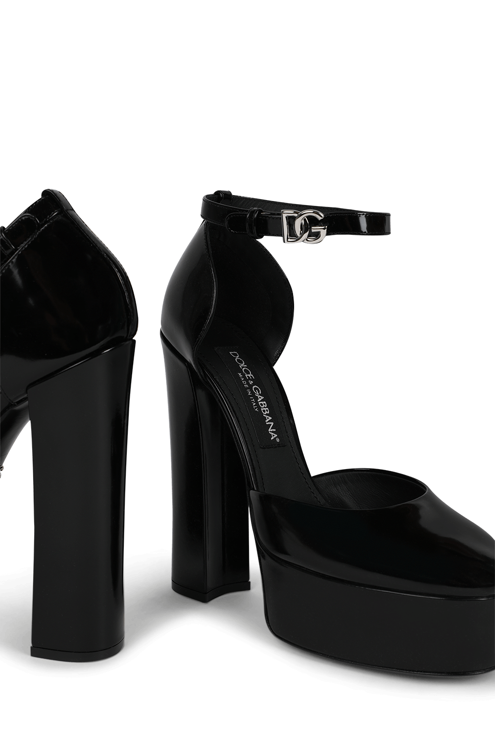 תמונת תקריב של סנדלי עקב פלטפורמה מעור