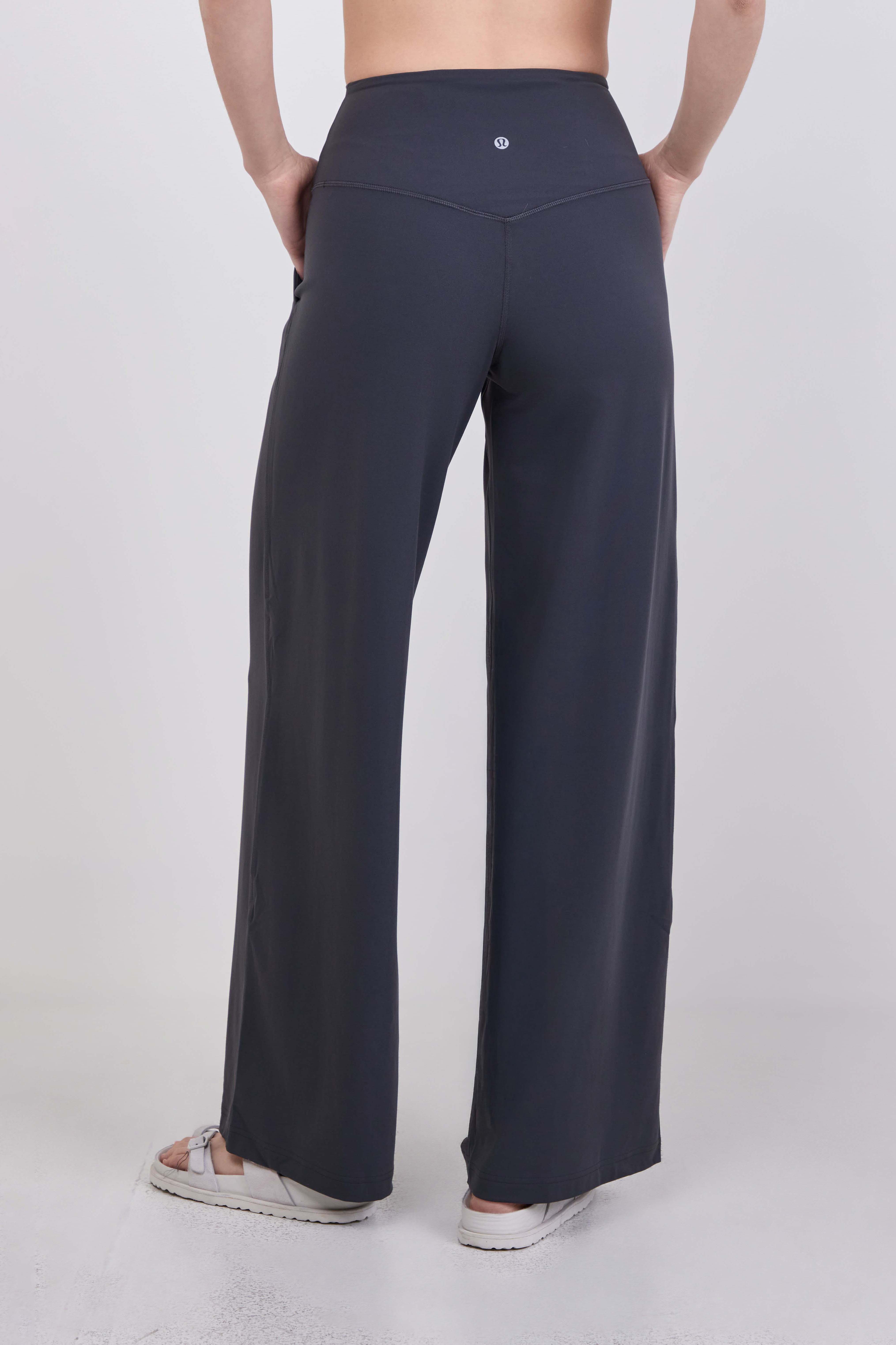 תמונת דוגמן אחורית של lululemon Align&trade; Palazzo Pant Regular